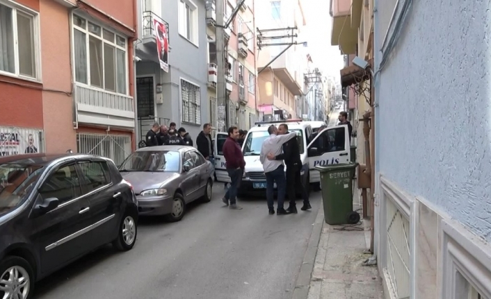  Bursa’da 2. Katta Oturan Bir Kişi Merdivenlerden Aşağıya İnmek