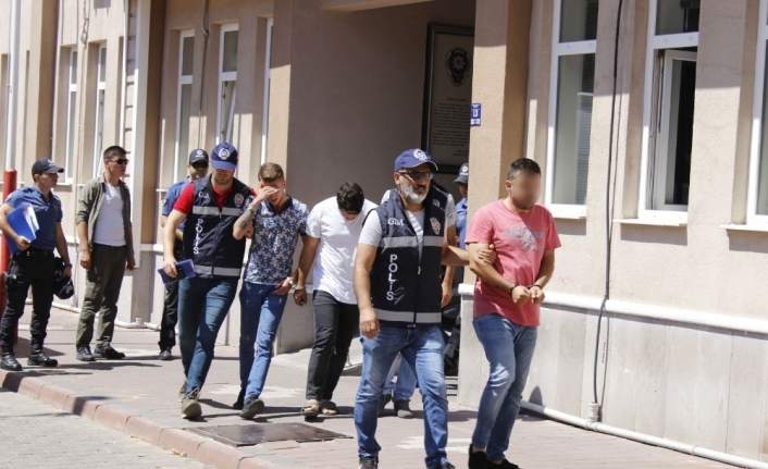  Çanakkale’de Gerçekleştirilen Göçmen Kaçakçığı Operasyonunda 32 Kişi Yakalandı. Organizatörlük
