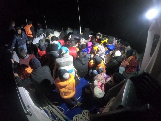 Çanakkale’nin Ayvacık İlçesi Küçükkuyu Açıklarında Yasa Dışı Yollarla Lastik