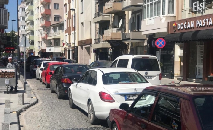 Çanakkale’de bayram tatiline çıkan vatandaşlar, dönüş yolunda feribot iskelesi önünde