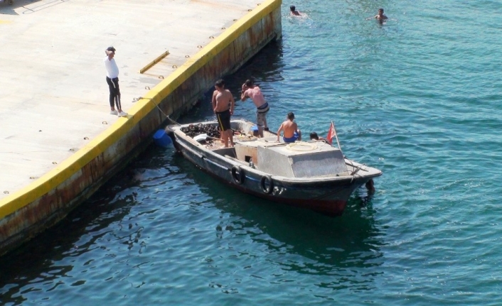  Çanakkale'de Sahil Güvenlik Ekibi, Boğazda Kaçak Olarak Midye Çikaranlarin