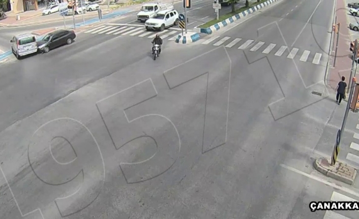 Atatürk Caddesi Üzerinde Trafik Işiklarinda Bir Otomobille Minibüsün Çarpişmasi Kameraya