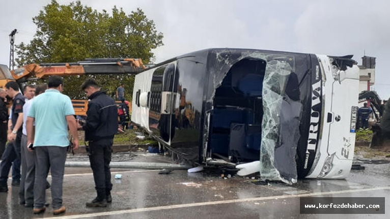 Çanakkale’nin Biga ilçesinde yolcu otobüsü elektrik direğine çarparak yan yatarken,