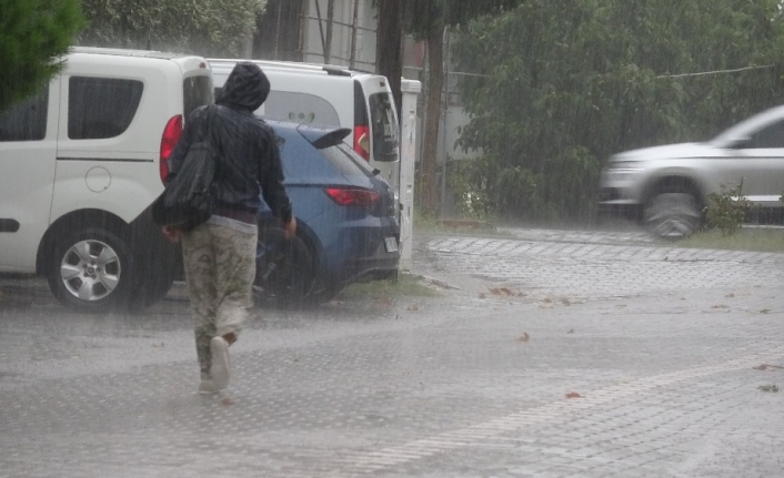  Çanakkale'de Sabah Saatlerinde Aniden Sağanak Yağış Bastırdı.