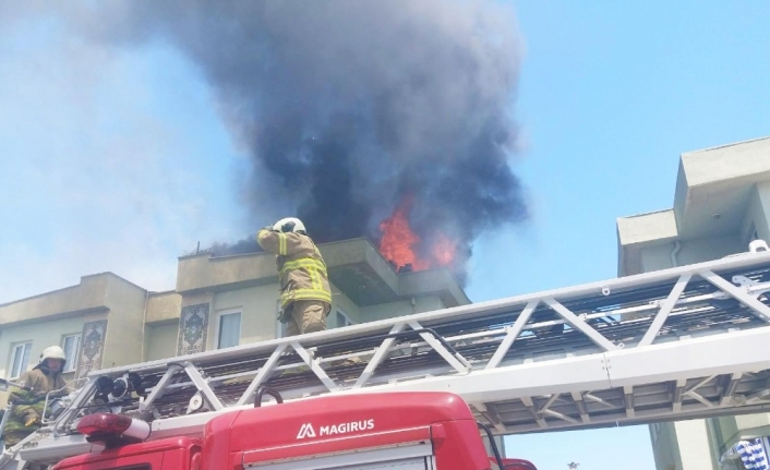  Balıkesir'in Bandırma İlçesinde 5 Katlı Bir Apartmanın Çatisinda Başlayan