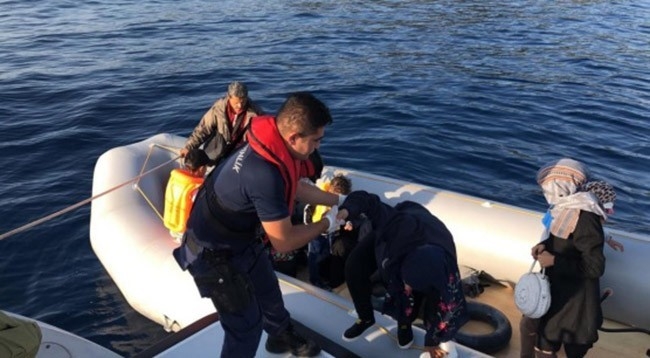  İzmir'in Çeşme İlçesinde, Lastik Bot İçerisinde Yasa Dışı Yollarla