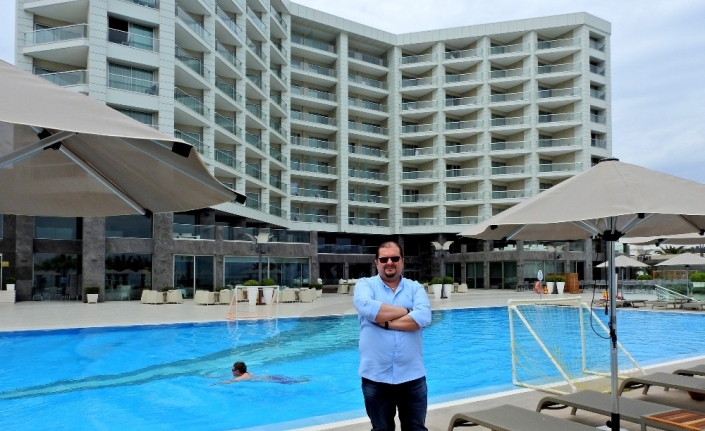 Çeşme’de, bayram tatilinin 9 gün olması turizmciyi sevindirirken, otellerde bayram