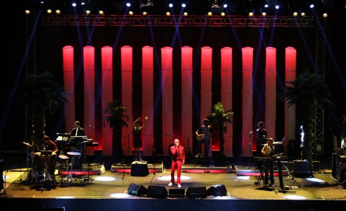  Mabel Matiz, Yaz Konserleri Kapsamında Çeşme Amfi Tiyatro’da Sahne