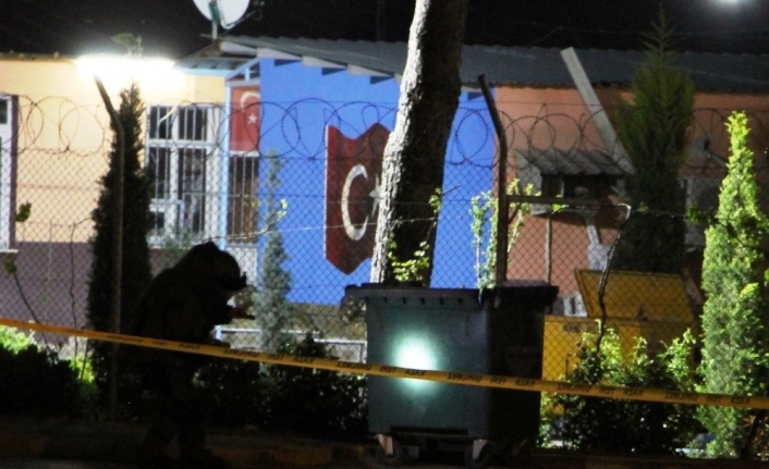 İzmir’in Ödemiş ilçesinde açık cezaevi önünde bulunan çöp konteynırının yanında