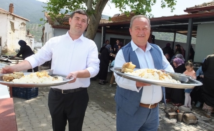 Burhaniye’nin kırsal kesimde bulunan Dutluca Mahallesinde düzenlenen geleneksel çiftçi hayrının,