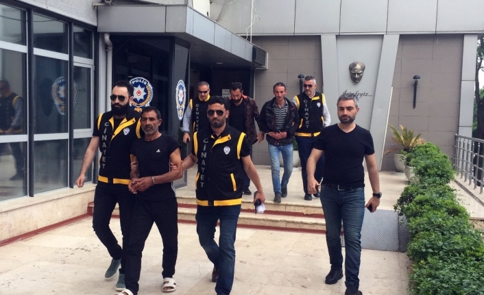 Bursa’da arabasıyla kapılarının önünden geçerken toz çıkardığı gerekçesiyle aralarında tartışma