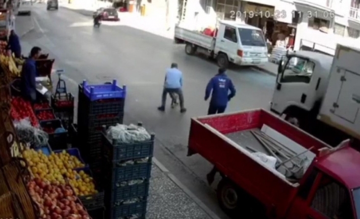  Buca İlçesinde Esnaf Erkan Kırceylan, Yola Atlayan Çocuğu Kamyonetin