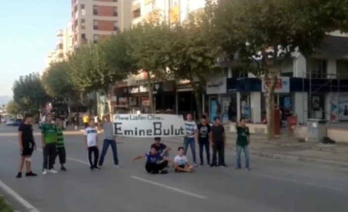  Bursa'da Çocuklar "anne Lütfen Ölme" Diyerek Karayolunu Trafiğe Kapattı