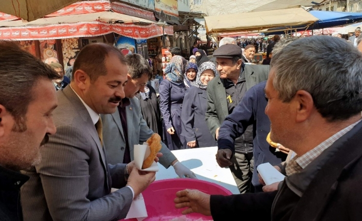 Bursa’nın Orhaneli ilçesinde cumhur ittifakı pazar yerinde lokma dağıttı.Orhaneli Belediye