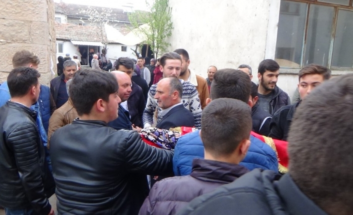 Balıkesir’in İvrindi ilçesinde bir düğünde damat yumurta bombardımanına tutuldu.Karaçepiş Mahallesi’nin