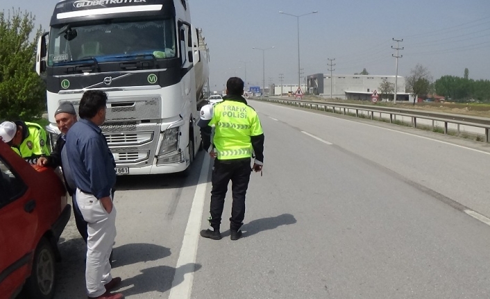 Bursa’nın İnegöl ilçesinde bir TIR, çarptığı özel otomobili metrelerce sürükledi.