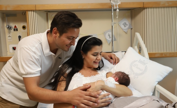  Elif Pehlivan (33) Minik Oğlu Demir’i İzmir’in Kurtuluş Günü