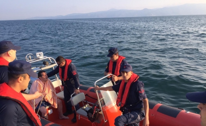 Bursa’nın Gemlik ilçesinde denize açıldıktan sonra alabora olan bottan atladıktan