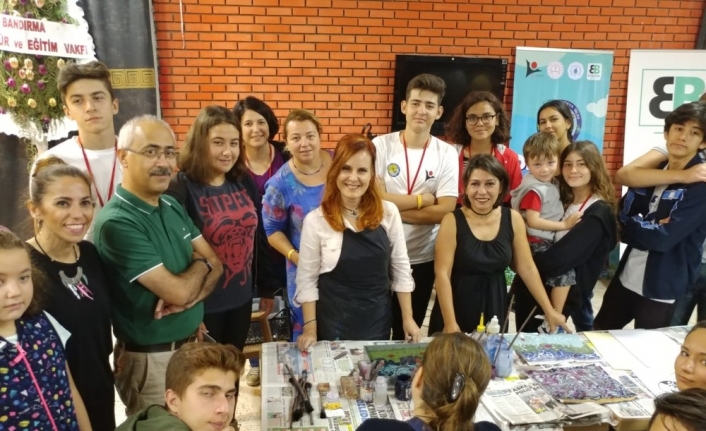 Ebru Sanatı Eğitmeni Zekiye Tatlı Eğitmenliğinde Öğrenciler Ebru Sanatı İle