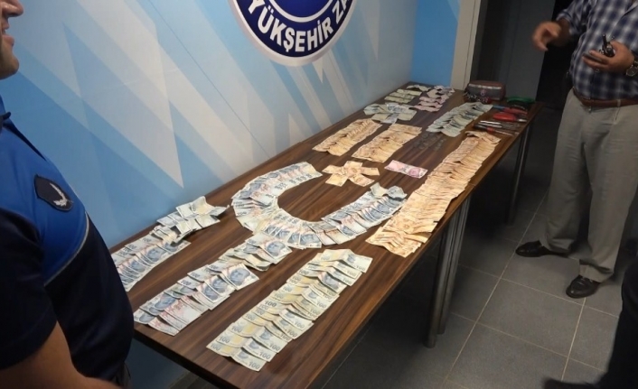 Bursa’da Zabıta Ekiplerinin Dilenci Operasyonunda 65 Yaşındaki Dilencinin Üzerinde