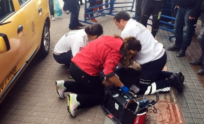 Bursa’da sürücünün seyir halindeyken kalp krizi geçirdiği taksi kontrolden çıkarak