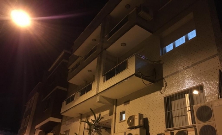İzmir’in Karşıyaka ilçesinde bir aile düğünden döndüklerinde oğullarının cansız bedeniyle
