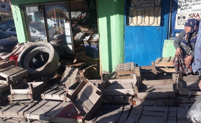  Dükkana Müşteri Beklerken 250 Kiloluk Beton Blok Girdi Beton