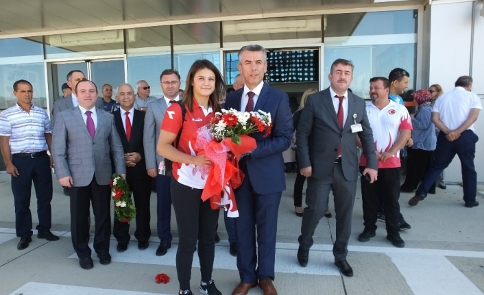 Şampiyon Habibe Çiçeklerle Karşılandı
