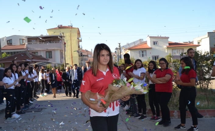  Ümitler Dünya Şampiyonasinda 63 Kiloda Altın Madalya Kazanan Balıkesirli