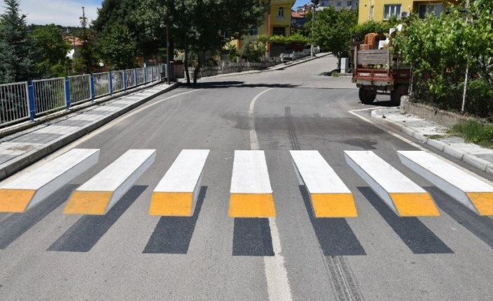Dursunbey Belediyesi İlçe merkezinde bulunan caddelerde 3 boyutlu yaya geçidi
