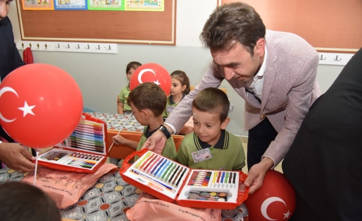  Dursunbey'de Okula Başlayan Öğrencilere Kırtasiye Seti