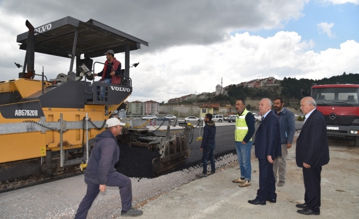 Dursunbey-Balıkesir duble yol çalışmaları kapsamında ilçe girişinde sıcak asfalt çalışmalarına