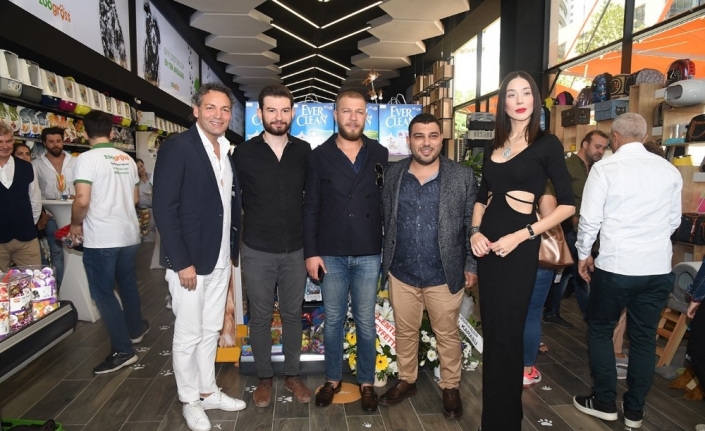  Ünlü Manken Ece Gürsel, Bursa’da Pet Market Açılışında, Elbisenin