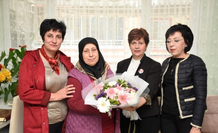 Balıkesir’in Edremit Belediyesi şehit ailelerini ziyaret etti. Annelerin “Anneler Günü”nü