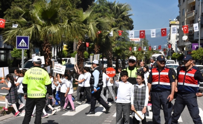 Balıkesir’in Edremit ilçesinde Trafik Haftası 75. Yıl Ortaokulu’nda kutlandı. Etkinliklerde