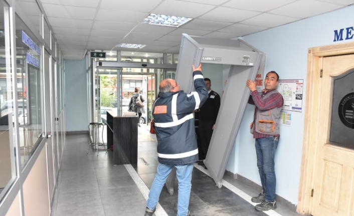 Edremit Belediye Başkanı Selman Hasan Arslan, belediye hizmet binası girişinde