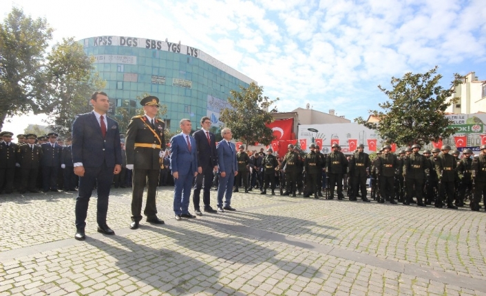  Balıkesir’in Edremit İlçesinde Cumhuriyet Bayramı Kutlamaları Cumhuriyet Meydanı'nda Atatürk