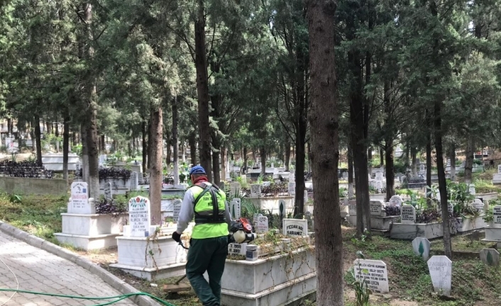 Balıkesir’in Edremit Belediyesi, Ramazan Bayramı öncesinde ilçedeki kabristanlıklarda hazırlıklarını tamamladı.
