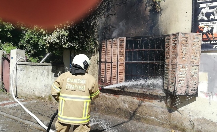 Balıkesir’in Edremit ilçesinde metruk binada çıkan yangın çevrede paniğe neden