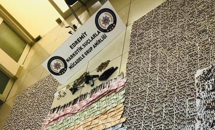  Edremit İlçesinde Durdurdulan İki Araçta, Binlerce Uyuşturucu Hap Ve