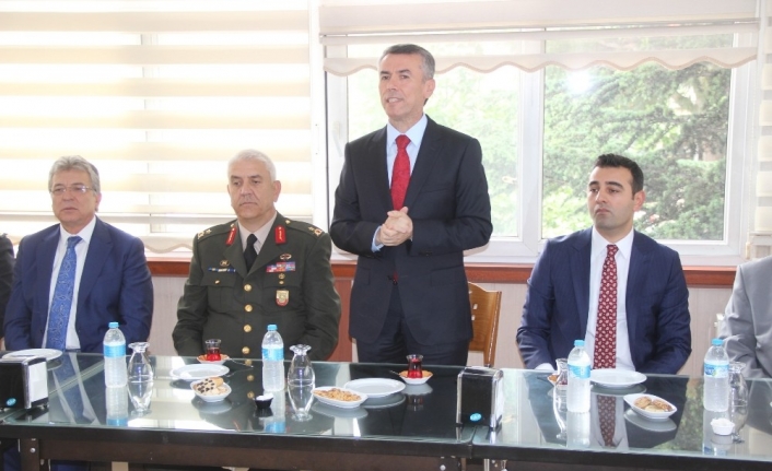Balıkesir’in Edremit İlçesinde Kaymakamlık tarafından düzenlenen bayramlaşma gerçekleştirildi. Kaymakam Sırmalı