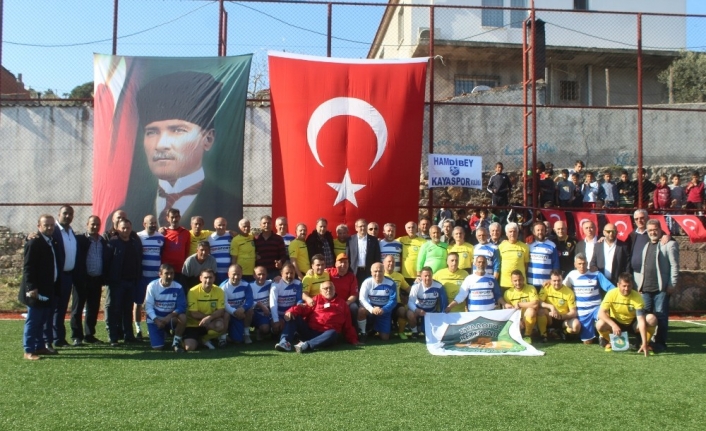 Yunanistan’ın Midilli Adası’nın veteran milli futbolcuları, Ege’deki dostluk ve barış