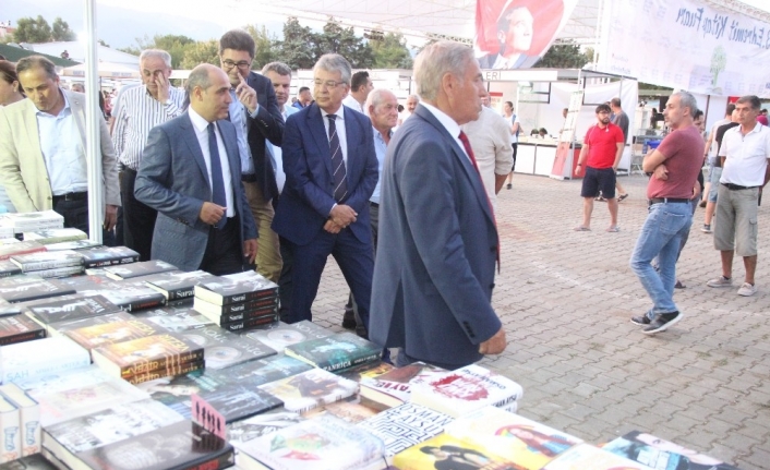  Balıkesir’in Edremit İlçesinde Bu Yıl Üçüncüsü Düzenlenen Edremit Kitap