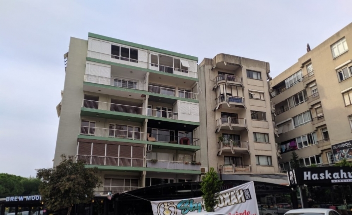  İzmir'de, Bostanlı’daki ‘eğik Binalar’ Olarak Bilinen Apartmanlar, İzmir Valiliğinin