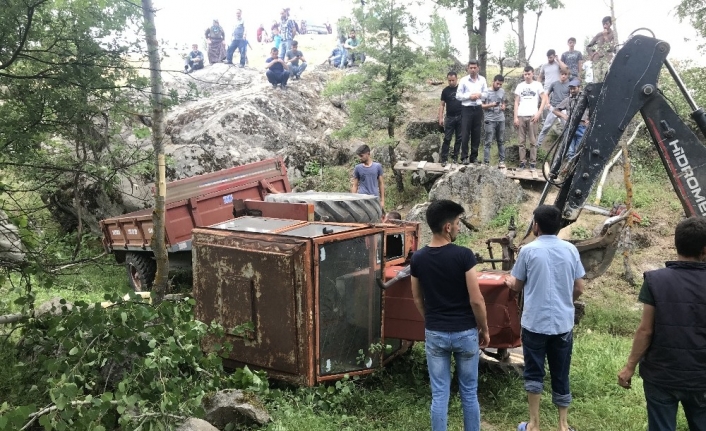 Bursa’da sürücüsünün el frenini çekmeyi unutması dolayısıyla hareket ederek uçuruma