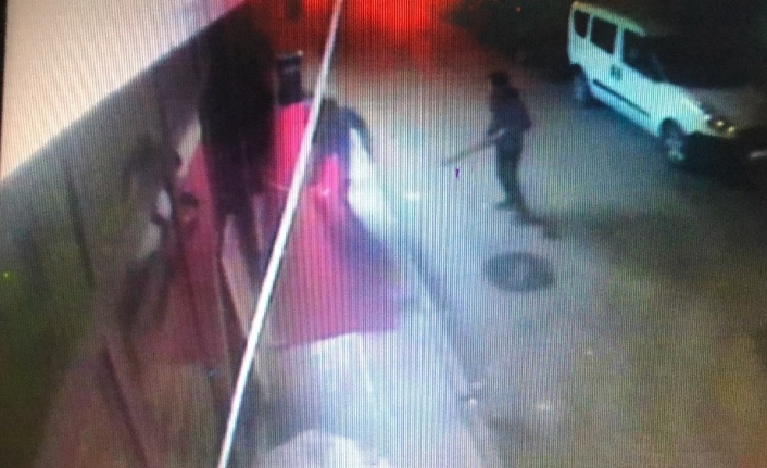 Kız meselesinden tartıştığı şahsın dükkanını basan 2 şüpheli, ellerindeki döner