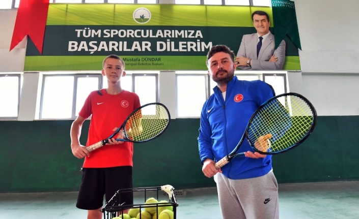  Osmangazi Belediyespor’un Milli Tenisçisi Emir Vatansever, İşitme Engelliler Dünya