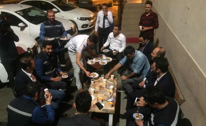  Uedaş Genel Müdürü Gökay Fatih Danacı Sahadaki Personelle Biraraya