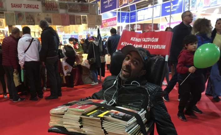 İzmir Kitap Fuarı kapılarını açarken, fuarda en dikkat çeken isim
