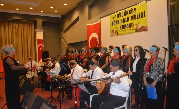  Sahnedeki Sanatçılar Gözleri Bantlı Bir Halde Konser Verdiler